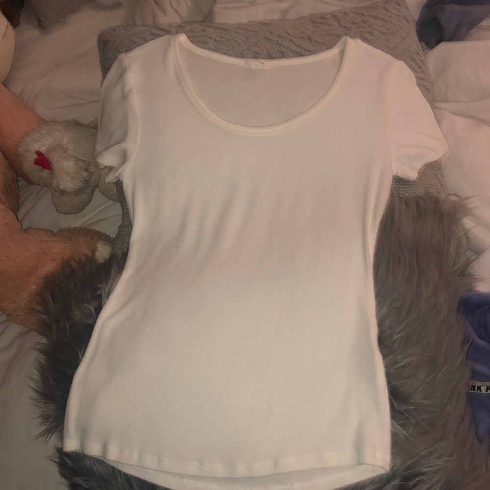 White t-shirt. SIZE- M.